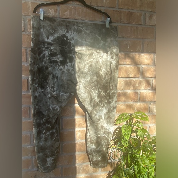 Lululemon Align High-Rise Pant with Pockets 25"
Diamond Dye Light Sage, Size 20 - Picture 7 of 11